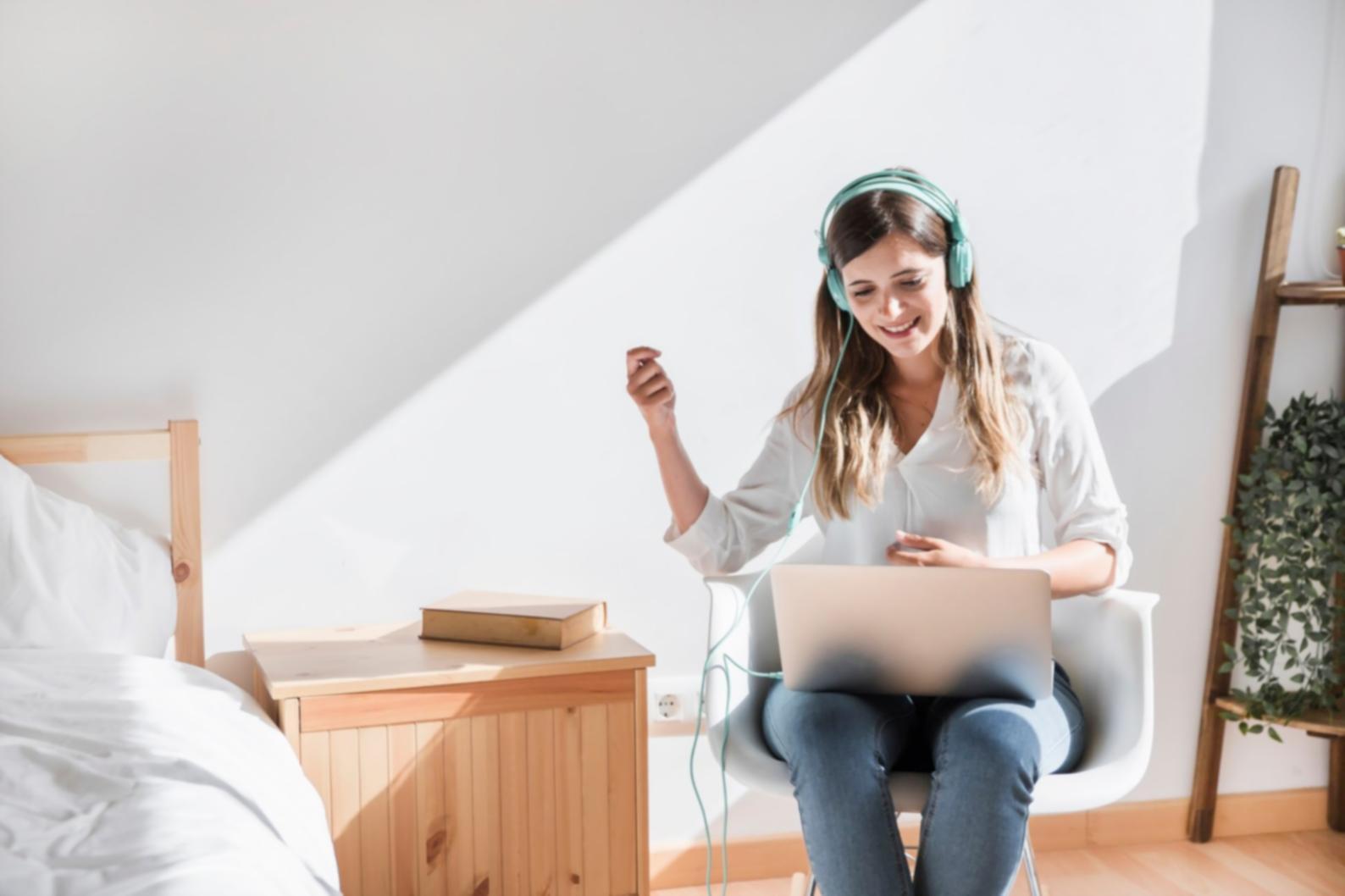 Equipo de formadores trabajando en seguridad digital bancaria