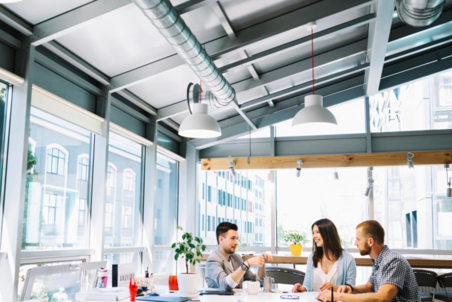 Oficina de comercio electrónico con sistemas de seguridad implementados